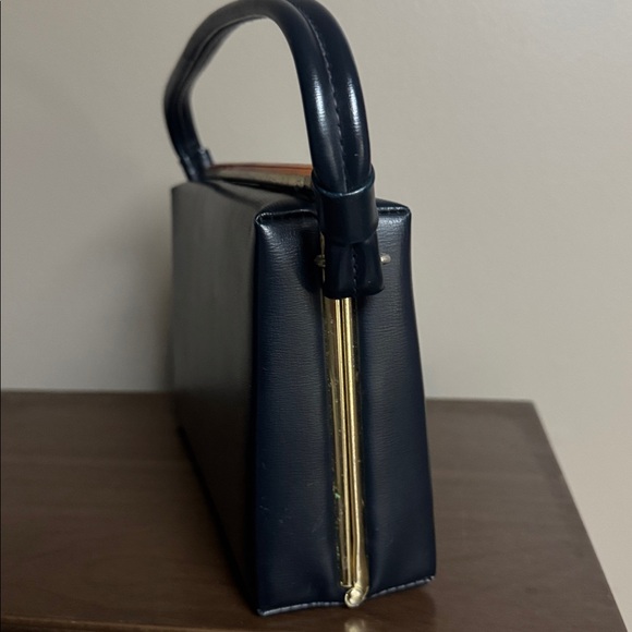 1950s Navy Leather Box Purse with Tortes Bakelite Clasp - Picture 4 of 12